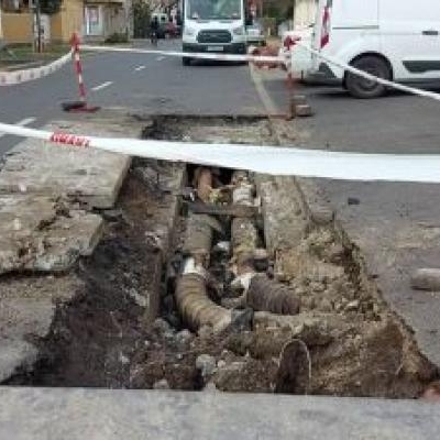 A Körte utcán egy távhővezeték meghibásodása miatt megkezdték a feltárást